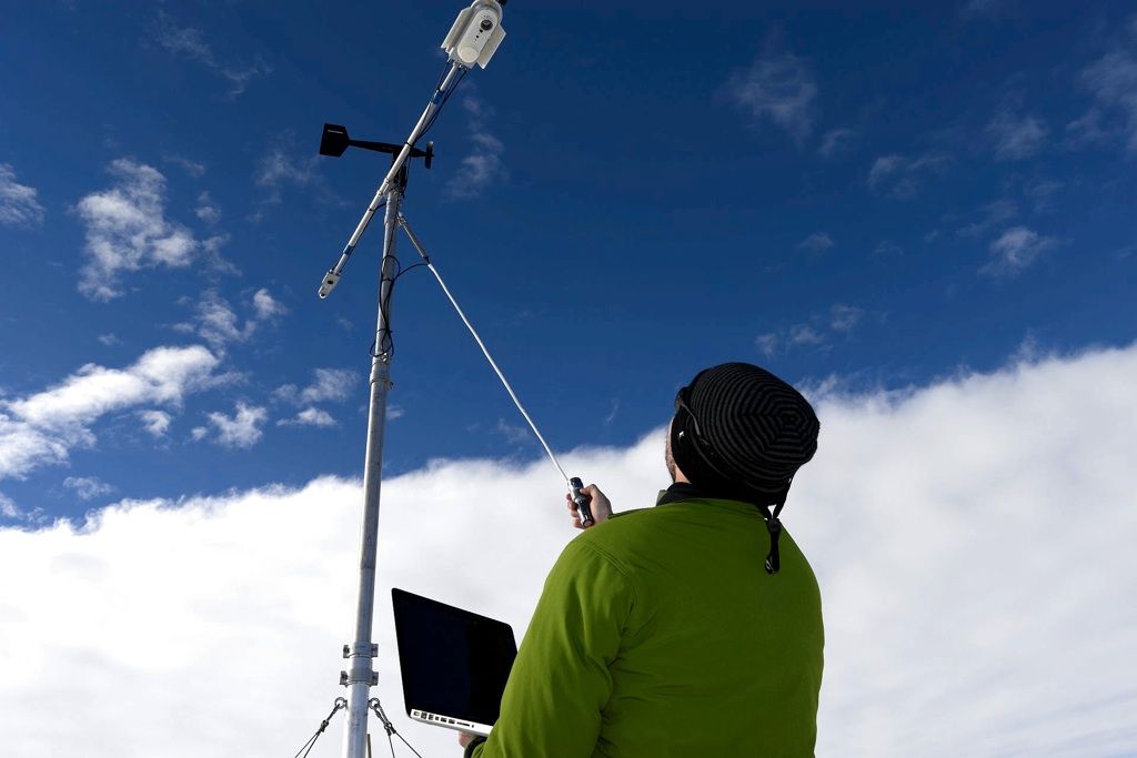 The automatic weather station transmits near real-time meteorological data from the King Baudouin Ice Shelf. - © International Polar Foundation / Jos Van Hemelrijck