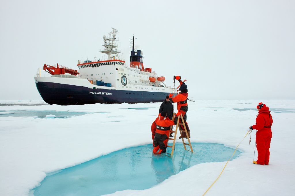 Using an ice drill to measure sea ice thickness. - © Alfred Wegener Institute / Stefan Hendricks