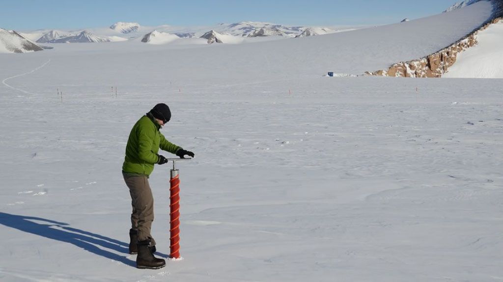 Jan Lenaerts took several firn cores to examine surface melt of the King Baudouin Ice Shelf over the past 10-15 years during the first field season of the BENEMELTproject. - © International Polar Foundation / Jos Van Hemelrijck