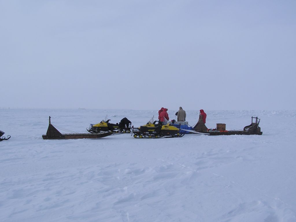 Sampling snow on the pack ice in the Arctic - © Florent Dominé