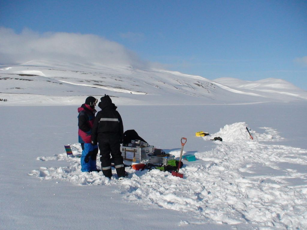 Measuring snow albedo in Svalbard, Norway - © Florent Dominé