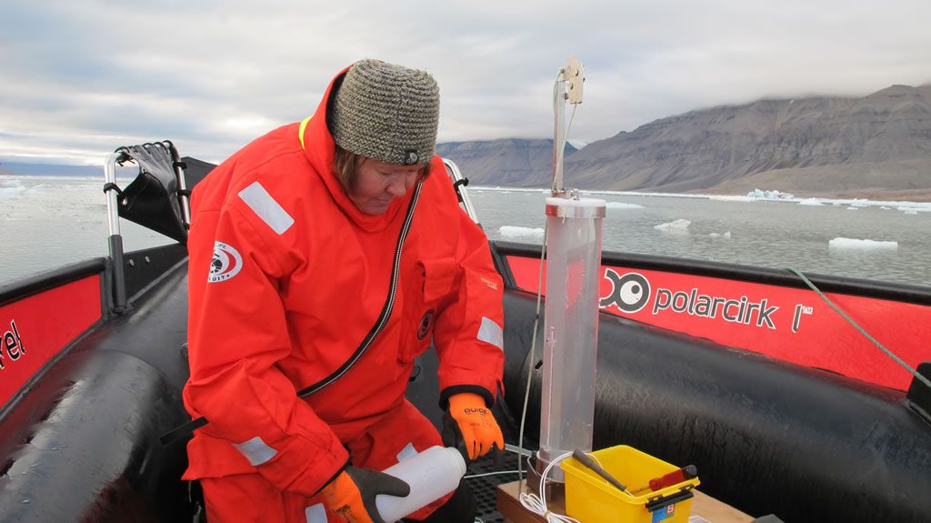 Agneta Fransson from the Norwegian Polar Institute taking samples while on expedition. - © Agneta Fransson, Norwegian Polar Institute