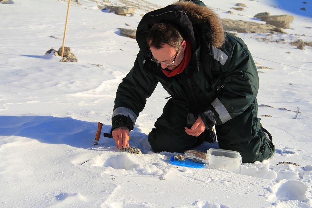 2008 laureate Elie Verleyen taking samples of microbes during a field expedition. - © René Robert