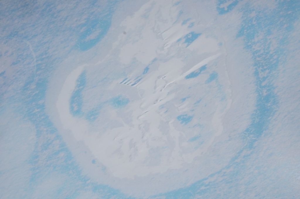 Aerial view of the circular structure researchers working for the Alfred Wegener Institute discovered on King Baudouin Ice Shelf. Scientists are now leaning towards the hypothesis that it is an ice doline. - © Alfred Wegener Institute