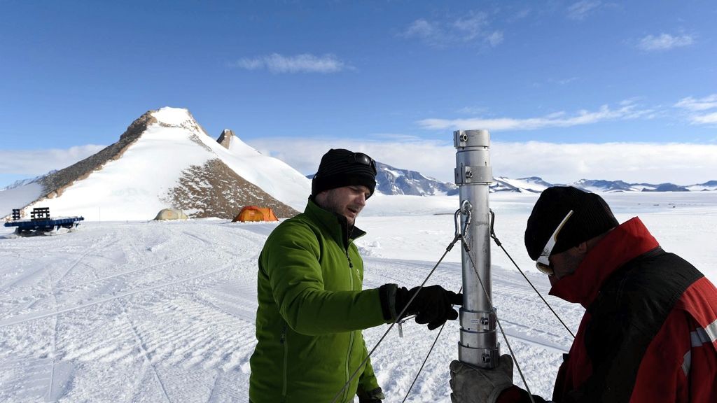 The giant circular scar on the King Baudouin Ice Shelf: a glaciologist’s perspective