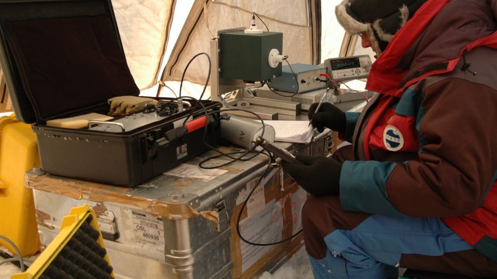 Florent Dominé from the CNRS measuring the albedo of snow samples in the Arctic