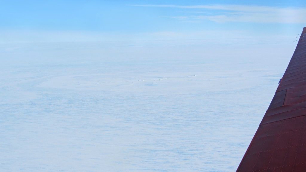 Possible meteorite impact site on the King Baudoin Ice Shelf as seen from AWI's Polar 6 aircraft - © Tobias Binder, Alfred Wegener Institute