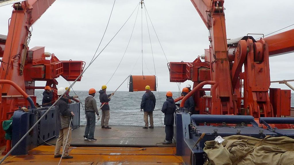 Deployment of the Scanfish for oceanographic measurements - © Victor Smetacek - Alfred Wengener Institute