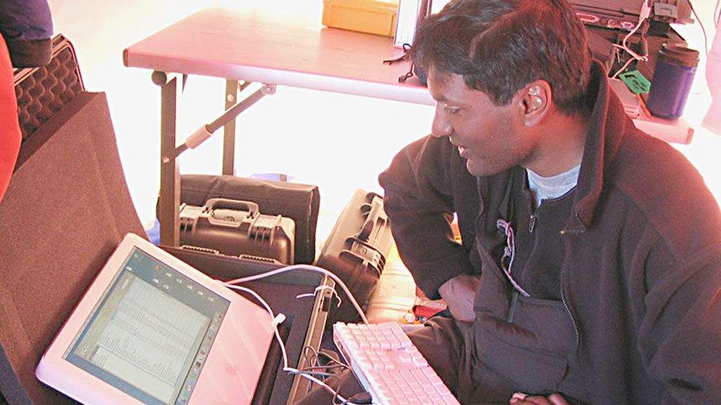 Dr. Anandakrishnan monitoring a glacial quake - © Sridhar Anandakrishnan